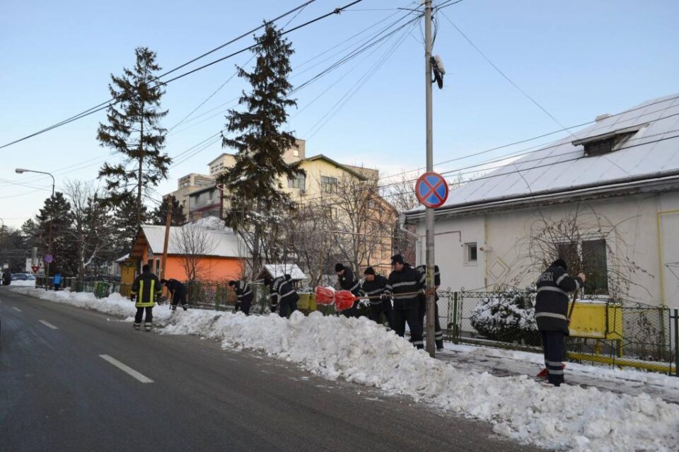 Pompierii suceveni au ieșit la deszăpezit trotuare