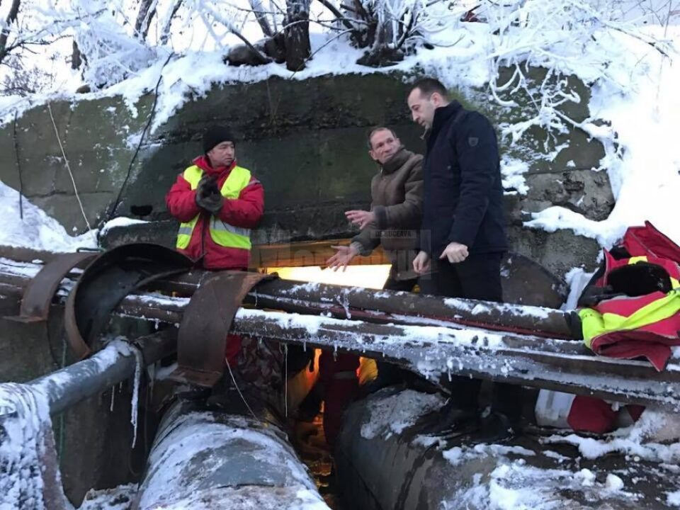 Viceprimarul Lucian Harsovschi si directorul tehnic al Thermonet, Neculai Frunzaru, la avaria de pe magistrala