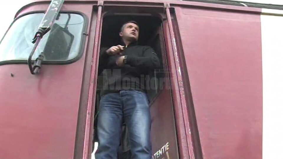 Mecanicul locomotivei: “Pur și simplu s-a aruncat în față, era cu un copil în brațe și când am ajuns în dreptul ei s-a pus pe linie..."