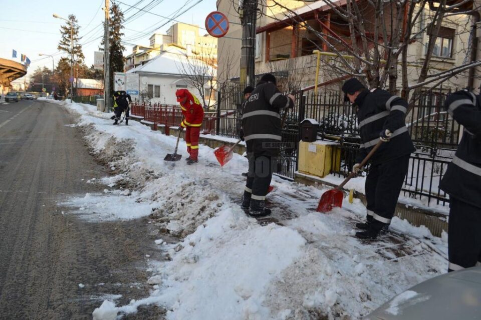 Pompierii suceveni au ieșit la deszăpezit trotuare