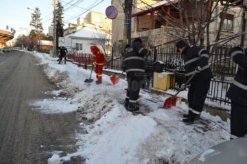 Pompierii suceveni au ieșit la deszăpezit trotuare