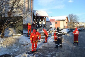 Pompierii suceveni au curățat de zăpadă strada Universității, de la unitate și până la primărie