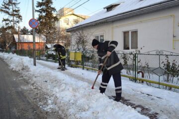 Pompierii suceveni au curățat de zăpadă strada Universității, de la unitate și până la primărie