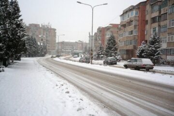 La Fălticeni continuă transportul zăpezii