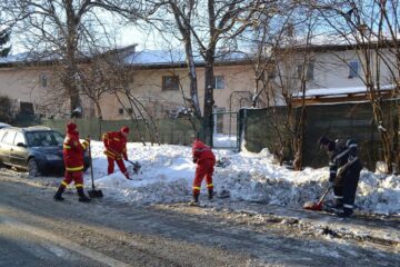 Pompierii suceveni au curățat de zăpadă strada Universității, de la unitate și până la primărie