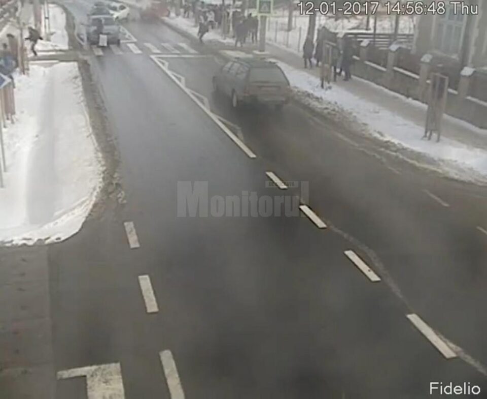 Tamponare în lanț produsă ieri la trecerea de pietoni din fața Liceului Tehnologic Dumbrăveni, pe DN 29 Suceava-Botoșani