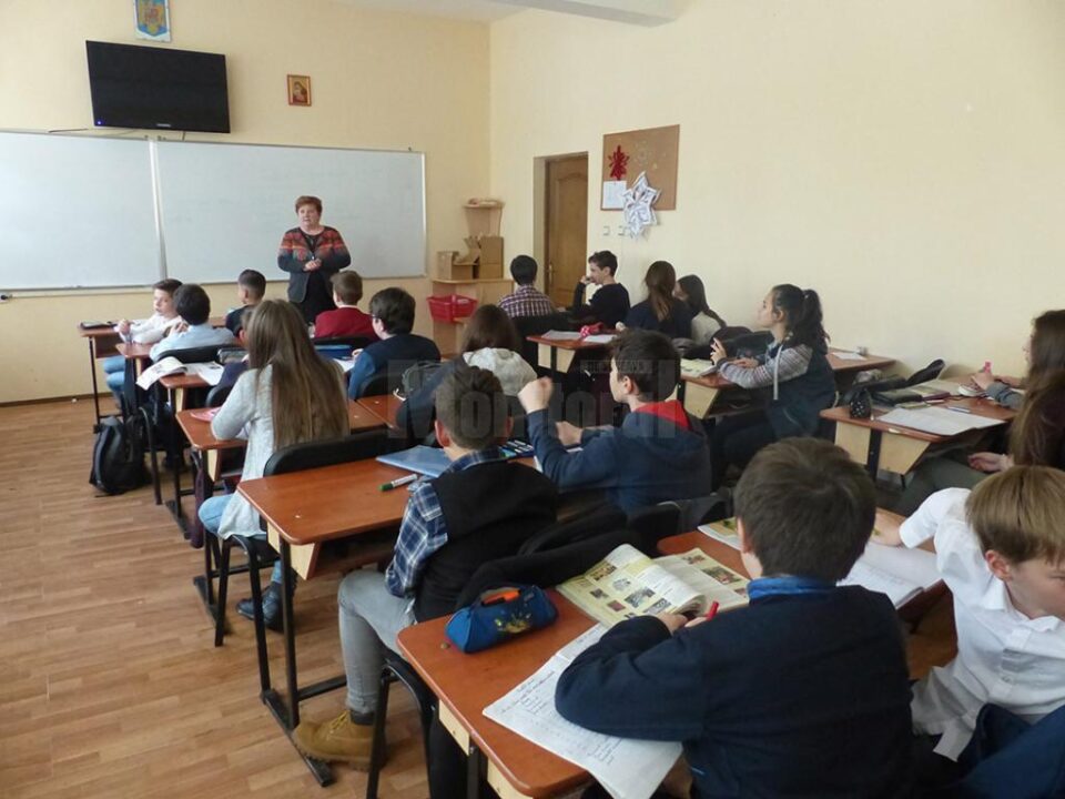 Cel puțin până în cursul amiezii, temperaturile din sălile de curs au fost acceptabile, mai frig era pe holuri, la toalete și în laboratoare