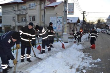 Pompierii suceveni au curățat de zăpadă strada Universității, de la unitate și până la primărie