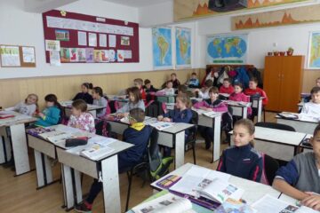 Cel puțin până în cursul amiezii, temperaturile din sălile de curs au fost acceptabile, mai frig era pe holuri, la toalete și în laboratoare