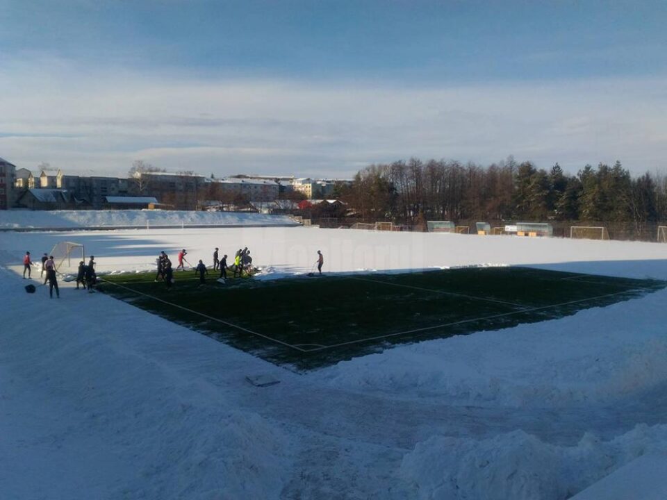 Rugbiștii vor continua azi deszăpezirea terenului, începută ieri de fotbaliști