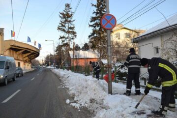Pompierii suceveni au curățat de zăpadă strada Universității, de la unitate și până la primărie
