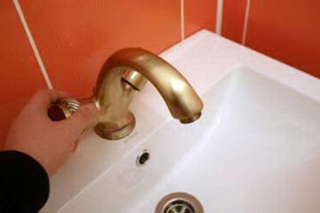 Apa rece, oprită sâmbătă în zona străzii Cernăuți, din municipiul Suceava. Foto: radioiasi.ro