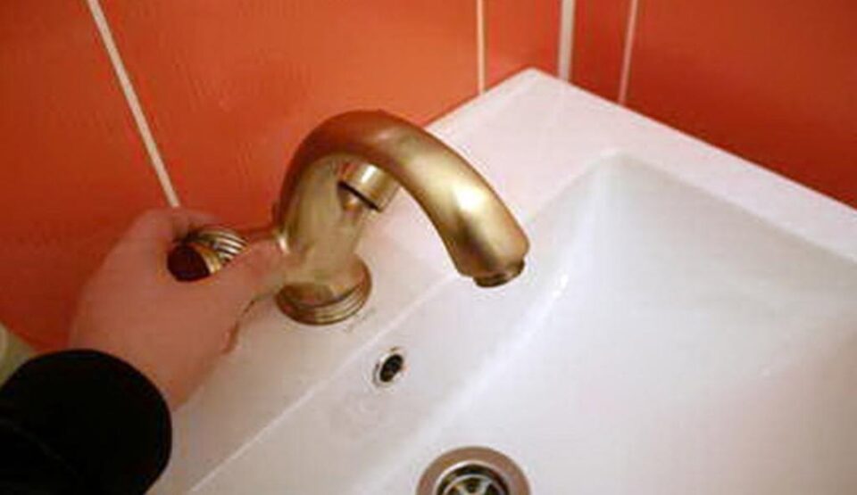 Apa rece, oprită sâmbătă în zona străzii Cernăuți, din municipiul Suceava. Foto: radioiasi.ro