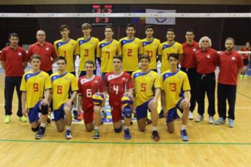Naționala sub 19 ani a României înaintea meciului cu Belgia, din care fac parte și doi voleibaliști din județ, David Miron (numărul 5) și Alexandru Rață (numărul 13)