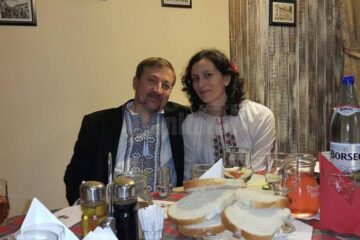 Preotul paroh Mihai Maghiar, împreuna cu soția sa, la Revelionul ucrainenilor organizat la Suceava