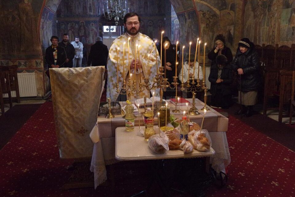Slujba Maslului este printre puținele slujbe din Biserica noastră care cere o forță de rugăciune unită