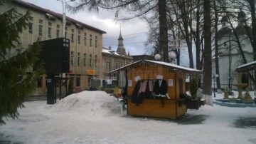 „Cuier” cu haine gratuite pentru persoanele nevoiașe, în centrul municipiului Câmpulung Moldovenesc