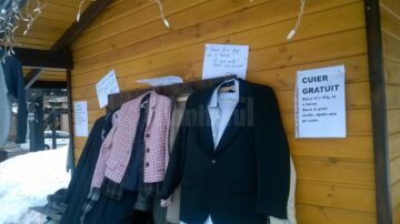 „Cuier” cu haine gratuite pentru persoanele nevoiașe, în centrul municipiului Câmpulung Moldovenesc