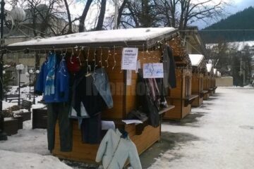 "Dacă îți e frig, ia o haină. Dacă ai prea multe, agață una pe cuier!", este mesajul de pe cuierul din Câmpulung