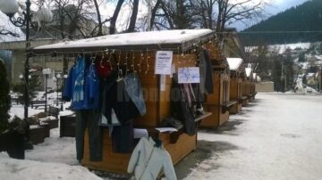 "Dacă îți e frig, ia o haină. Dacă ai prea multe, agață una pe cuier!", este mesajul de pe cuierul din Câmpulung