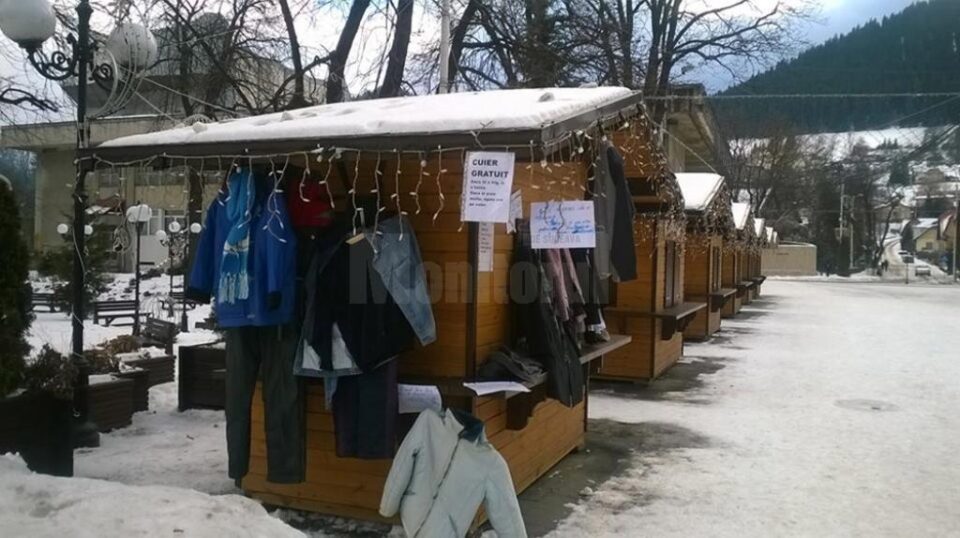 "Dacă îți e frig, ia o haină. Dacă ai prea multe, agață una pe cuier!", este mesajul de pe cuierul din Câmpulung "Dacă îți e frig, ia o haină. Dacă ai prea multe, agață una pe cuier!", este mesajul de pe cuierul din Câmpulung