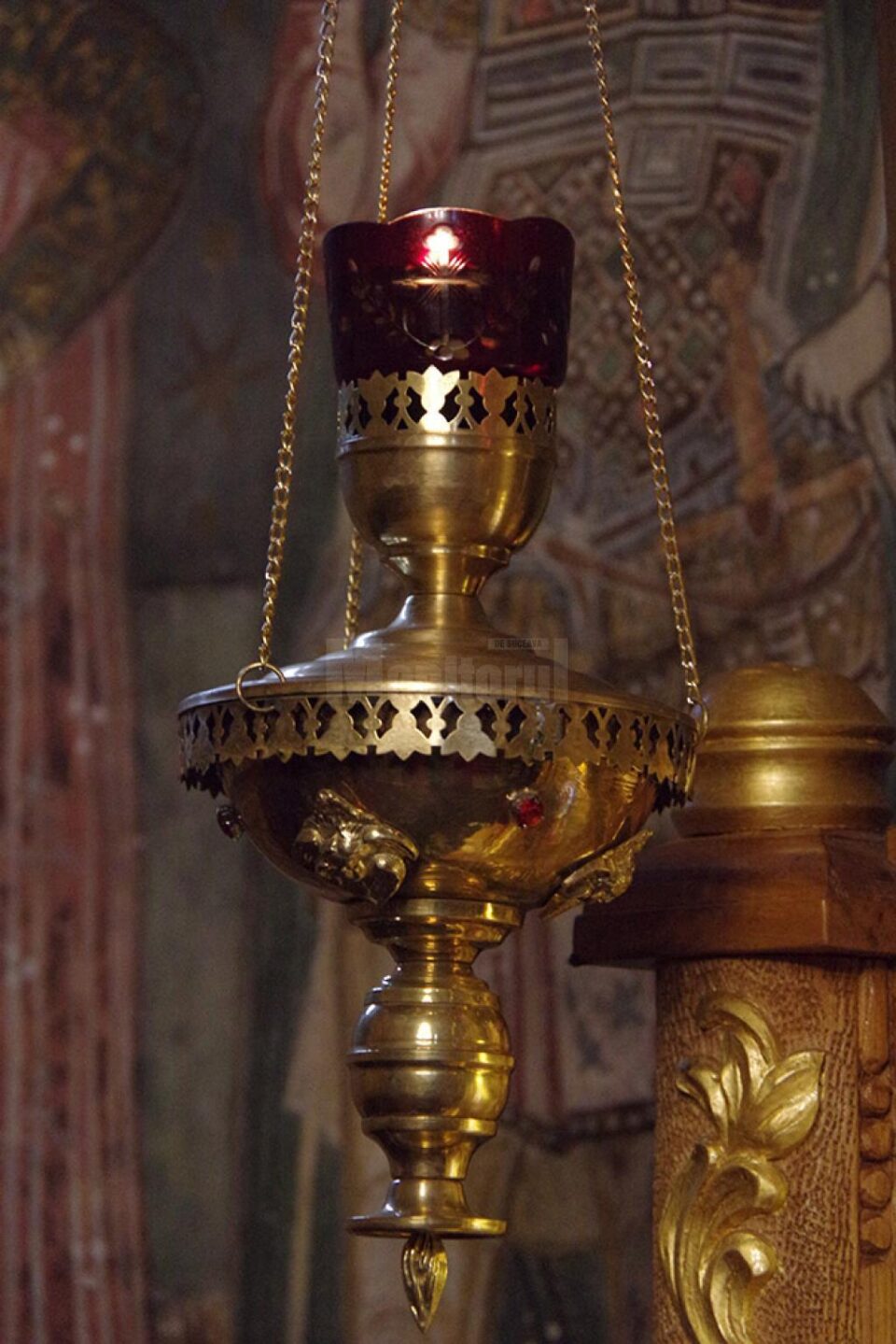 Prin lumina candelei, noi aducem o mică jertfă lui Dumnezeu