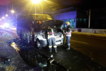 Focul a pornit din compartimentul motor și nu a putut fi stins de șofer, microbuzul arzând aproape în totalitate