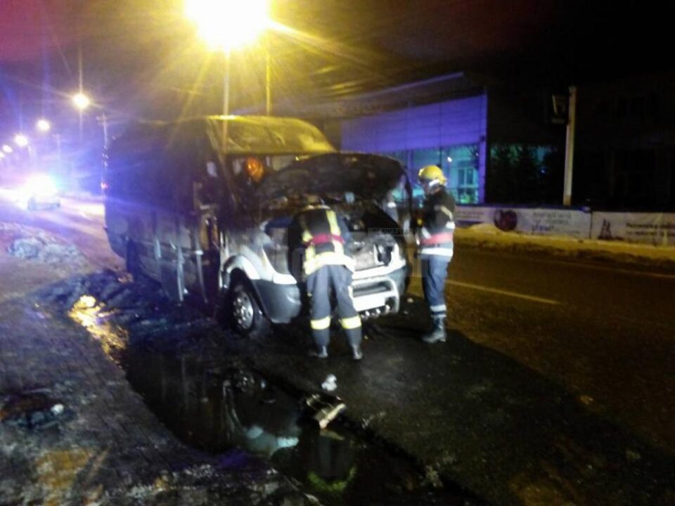 Focul a pornit din compartimentul motor și nu a putut fi stins de șofer, microbuzul arzând aproape în totalitate