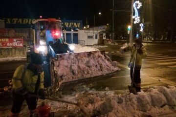 Ridicarea mormanelor de zăpadă din Suceava a fost făcută pe timp de noapte, pentru a nu încurca circulația