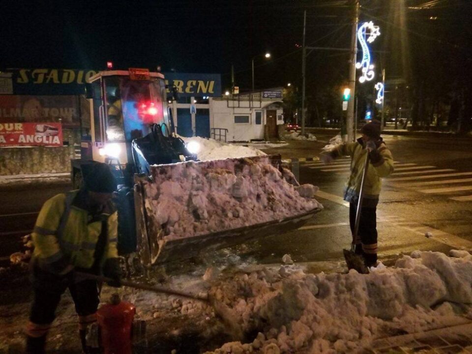 Ridicarea mormanelor de zăpadă din Suceava a fost făcută pe timp de noapte, pentru a nu încurca circulația Ridicarea mormanelor de zăpadă din Suceava a fost făcută pe timp de noapte, pentru a nu încurca circulația