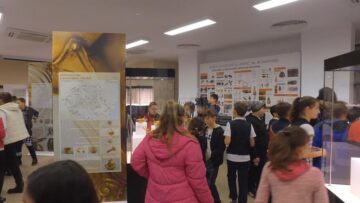 Aproape 500 de oameni au vizitat gratuit, duminică, ”Aurul și argintul României” la Muzeul de Istorie din Suceava
