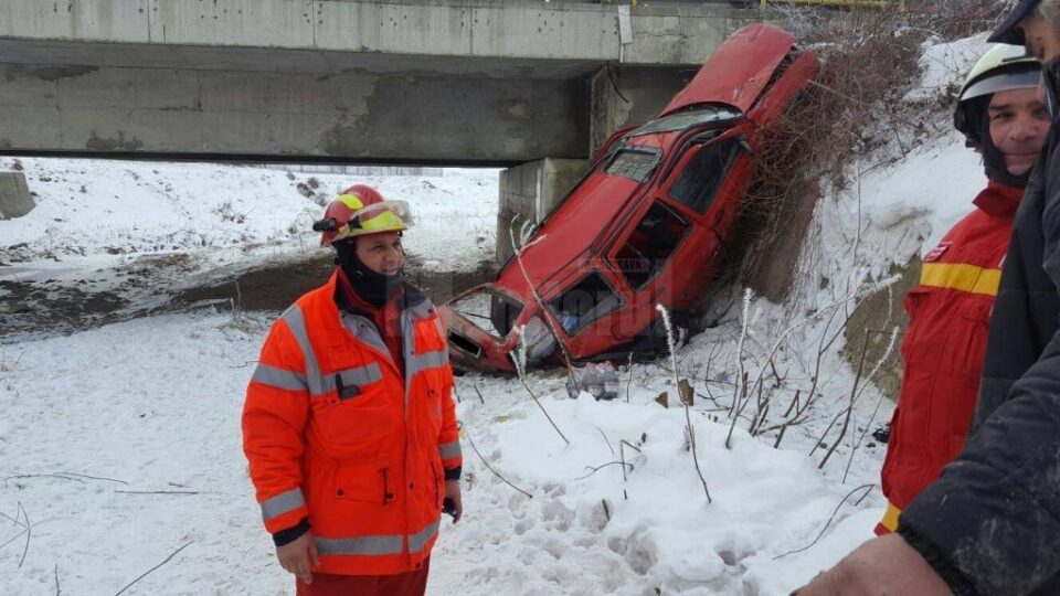 O mașină în care se aflau trei persoane a căzut de pe un pod, la Ilișești O mașină în care se aflau trei persoane a căzut de pe un pod, la Ilișești