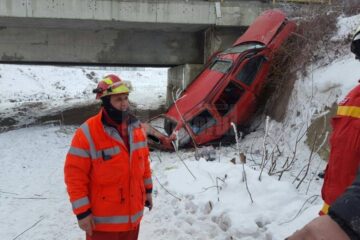 O mașină în care se aflau trei persoane a căzut de pe un pod, la Ilișești