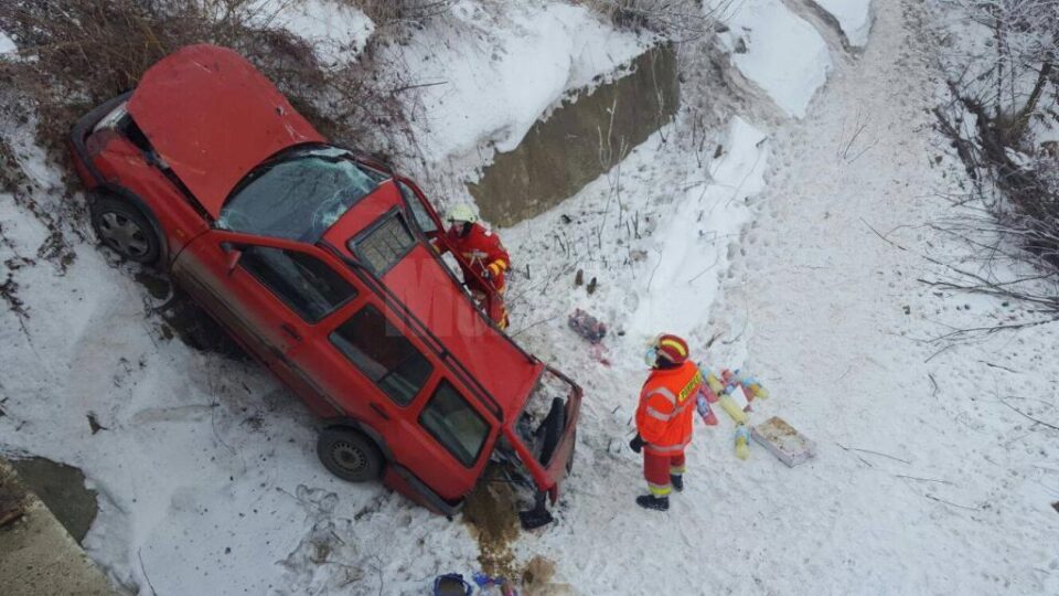 O mașină în care se aflau trei persoane a căzut de pe un pod, la Ilișești