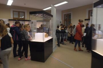Aproape 500 de oameni au vizitat gratuit, duminică, ”Aurul și argintul României” la Muzeul de Istorie din Suceava