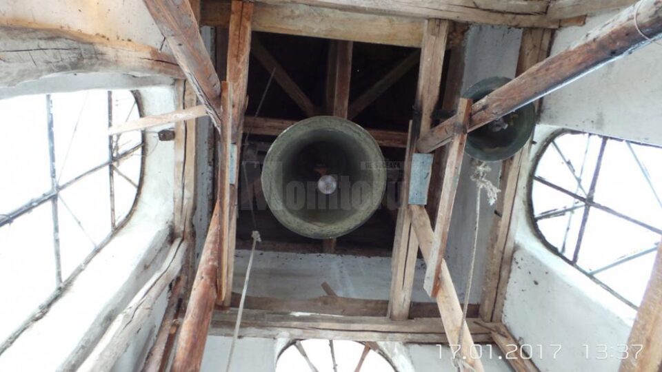 Un preot strânge donații pentru automatizarea clopotelor bisericii, prin comandă din altar sau de pe telefon