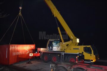 Utilajul care a ridicat containerul