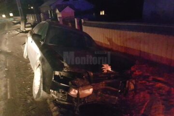 Mașina care s-a izbit în stâlp