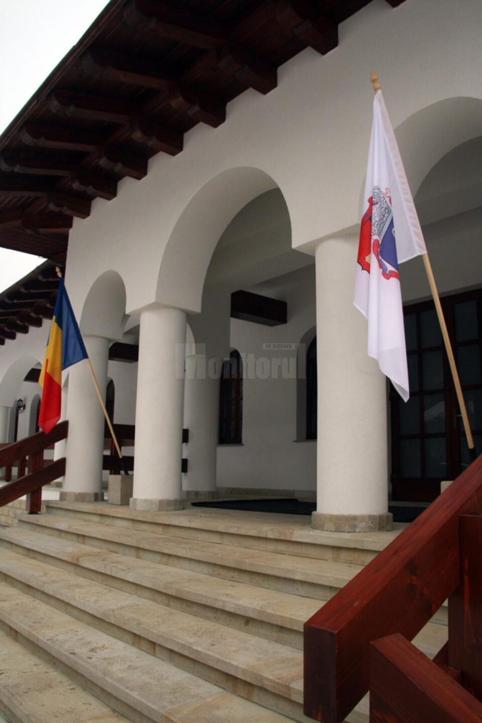 Intrarea principală a sediului noii Arhiepiscopii a Sucevei și Rădăuților