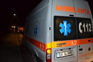 Mașini blocate pe mai bine de zece kilometri, de la Suceava spre Fălticeni, pentru recuperarea unui container de tir răsturnat. Foto: ziaruldepenet.ro