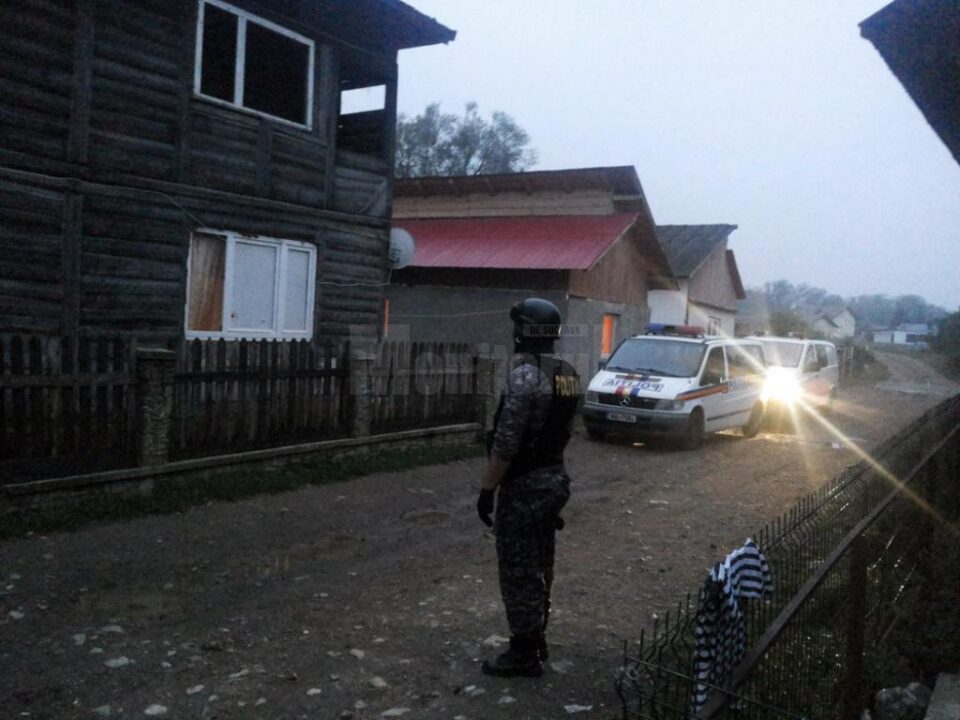 Tânărul a fost săltat de polițiști în urma unor percheziții