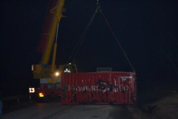 Mașini blocate pe mai bine de zece kilometri, de la Suceava spre Fălticeni, pentru recuperarea unui container de tir răsturnat. Foto: ziaruldepenet.ro