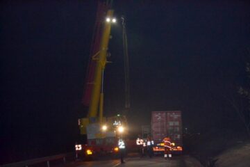 Mașini blocate pe mai bine de zece kilometri, de la Suceava spre Fălticeni, pentru recuperarea unui container de tir răsturnat. Foto: ziaruldepenet.ro
