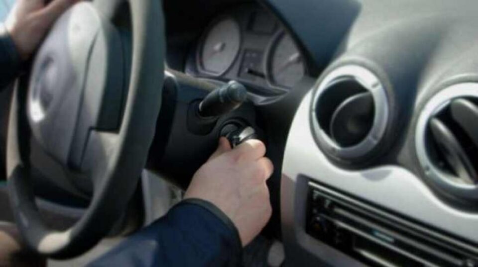 Cinci tineri au furat o mașină lăsată cu cheile în contact Foto www.ziaruldepenet.ro