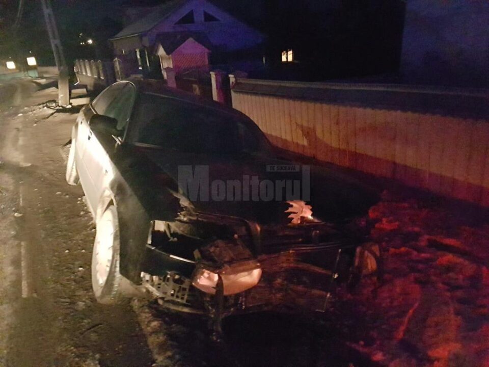 Mașina care s-a izbit în stâlp