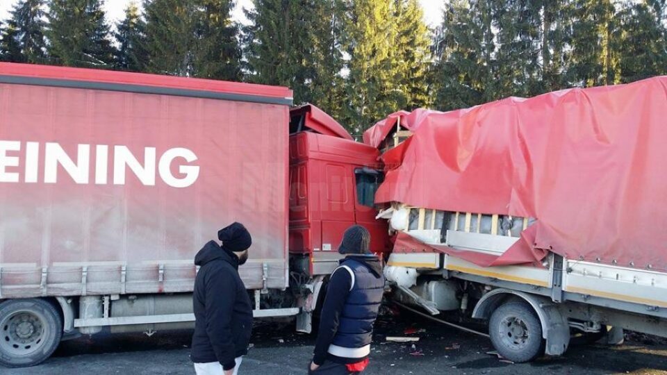 Două autotrenuri s-au ciocnit în Pasul Tihuța