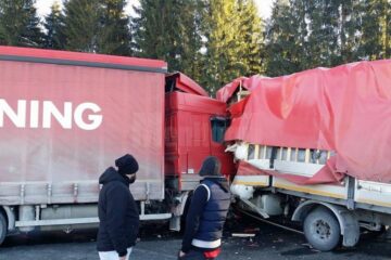 Două autotrenuri s-au ciocnit în Pasul Tihuța