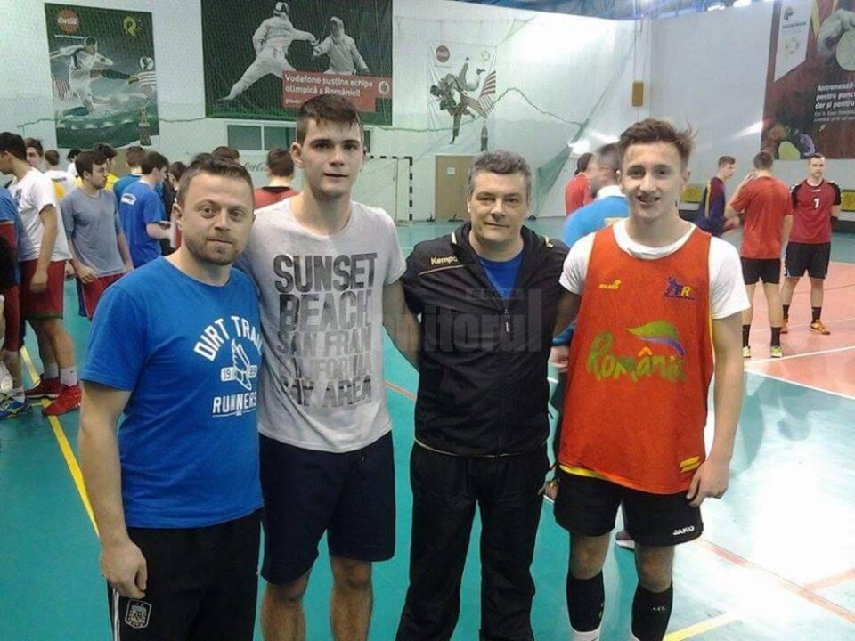 Antrenorul Răzvan Bernicu, jucătorii Claudiu Lăzurcă și Ionuț Logofătu alături de Xavier Pascual Antrenorul Răzvan Bernicu, jucătorii Claudiu Lăzurcă și Ionuț Logofătu alături de Xavier Pascual