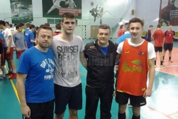 Antrenorul Răzvan Bernicu, jucătorii Claudiu Lăzurcă și Ionuț Logofătu alături de Xavier Pascual