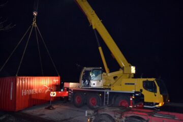 Ridicarea containerului unui vehicul greu, rămas la marginea drumului de duminica trecută. Foto: ziaruldepenet.ro